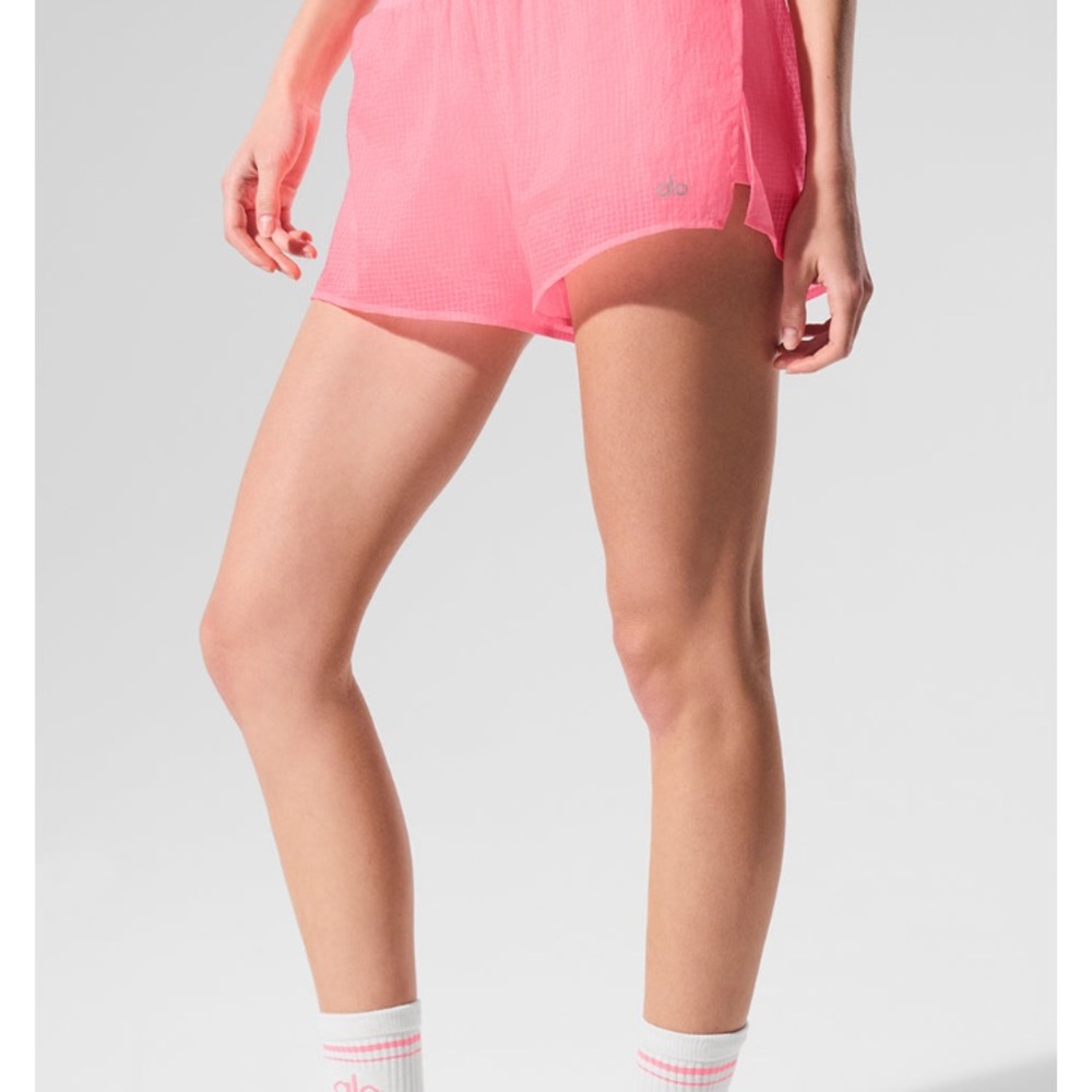 🛑 LAST DAY ON POSHMARK🛑 NWT AUTHENTIC ALO YOGA Bubblegum Pink GAME TIME SHORTS - Picture 4 of 9